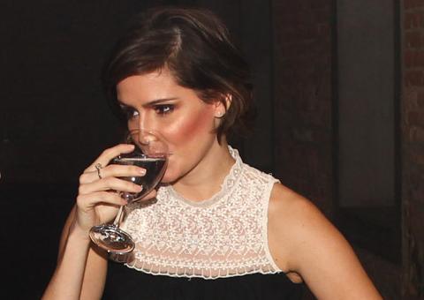 Recém-separada, Déborah Secco vai a festa